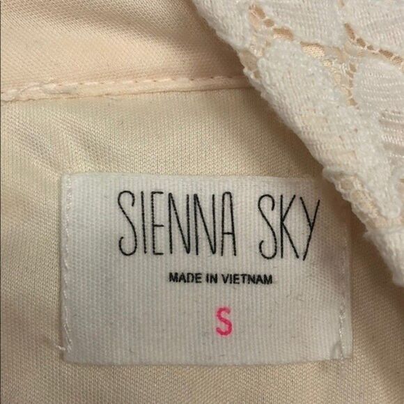 Sienna Sky Lace Mock-Neck Sleeveless Top New Cond. - Picture 4 of 7